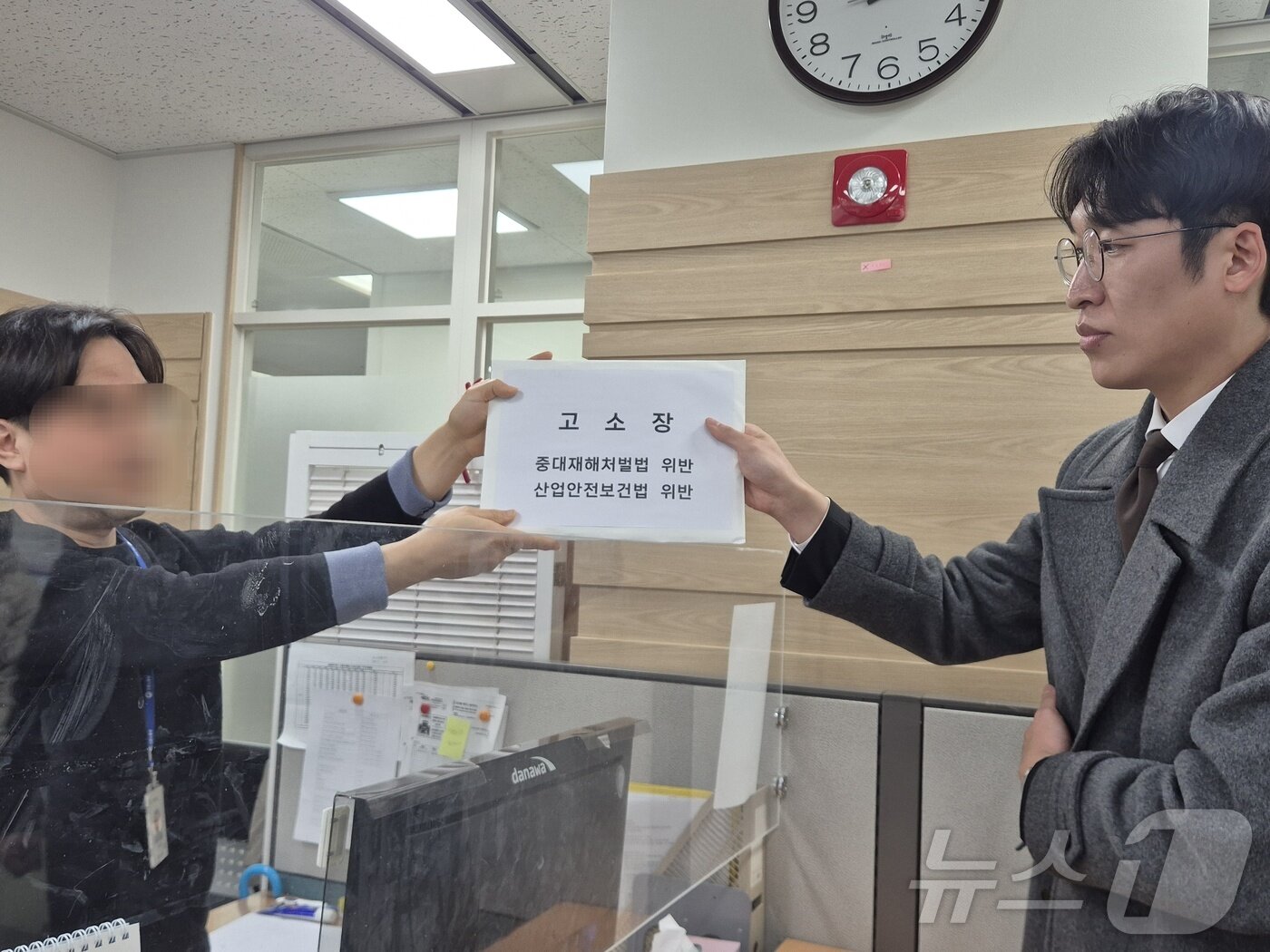 본문 이미지 - 갯벌에 고립된 70대 노인을 구하려다 순직한 이재석 해양경찰관 유족 측이 25일 인천 미추홀구 중부지방고용노동청을 방문해 김용진 전 해양경찰청장과 이광진 전 인천해경서장 등 4명을 중대재해처벌법과 산업안전보건법 위반 혐의로 고소했다. ⓒ 뉴스1 이시명 기자