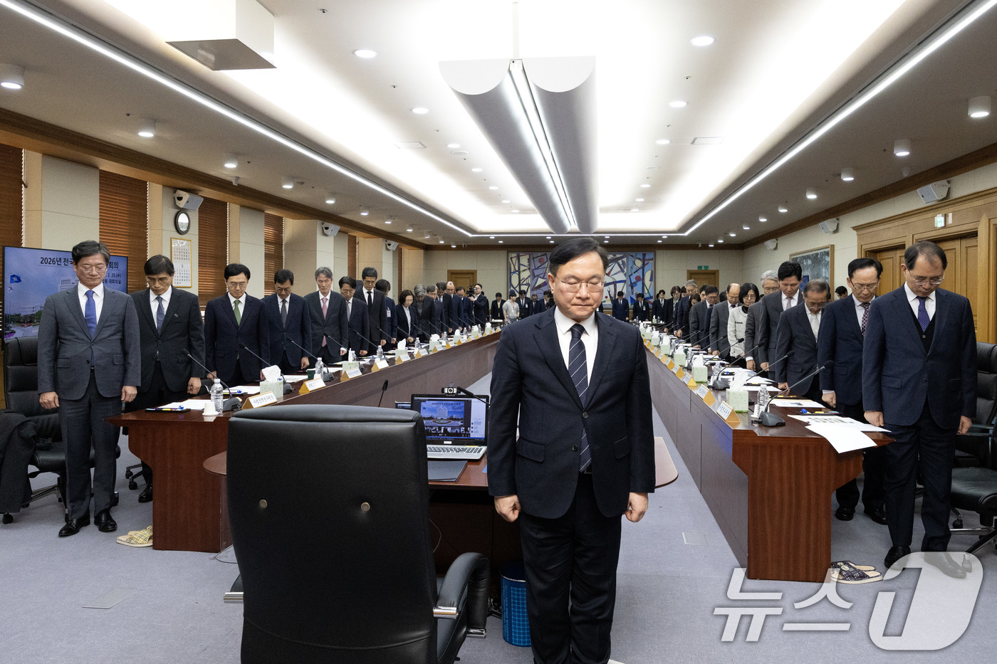 (서울=뉴스1) 김도우 기자 = 박영재 법원행정처장을 비롯한 법원장들이 25일 오후 서울 서초구 대법원 청사에서 열린 전국법원장회의에서 묵념을 하고 있다. 2026.2.25/뉴스1 …