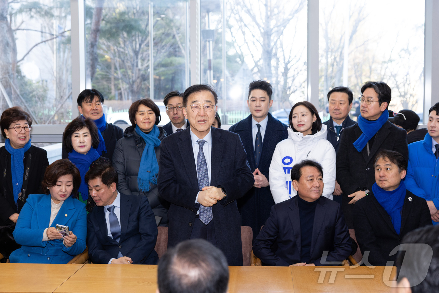 (서울=뉴스1) = 김윤덕 국토교통부 장관이 25일 오전 성남·용인 일대 수도권 동남부 지역 철도 역사 및 노선 신설 건의 현장을 찾아 주민 의견을 청취하고 있다. (국토교통부 제 …