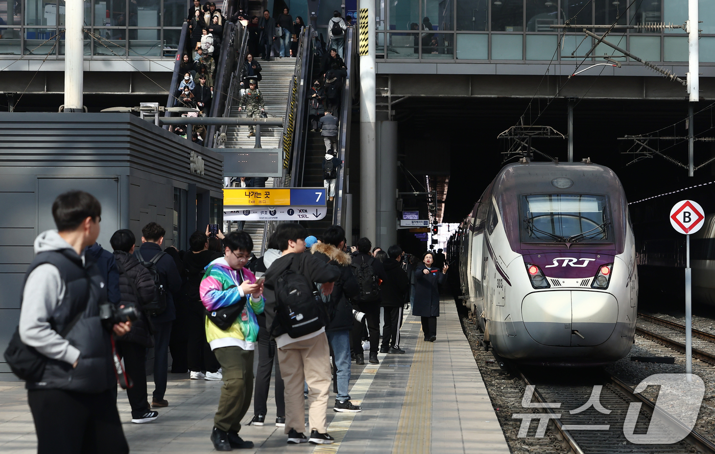 (서울=뉴스1) 김민지 기자 = KTX·SRT 시범 교차운행 첫 날인 25일 오후 서울 용산구 서울역에서 부산발 SRT가 정차하고 있다.KTX는 수서역에서 부산역을, SRT는 서울 …