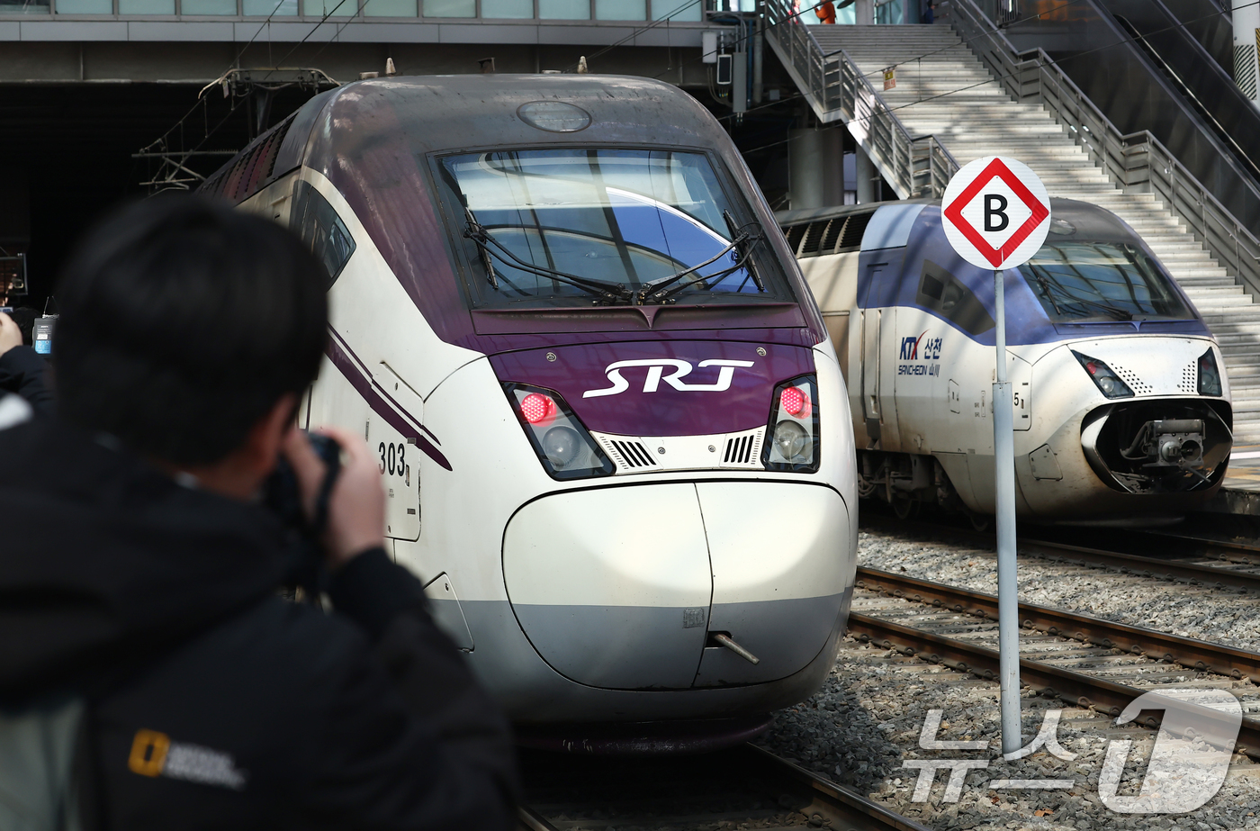 (서울=뉴스1) 김민지 기자 = KTX·SRT 시범 교차운행 첫 날인 25일 오후 서울 용산구 서울역에서 부산발 SRT와 KTX가 정차해 있다.KTX는 수서역에서 부산역을, SRT …