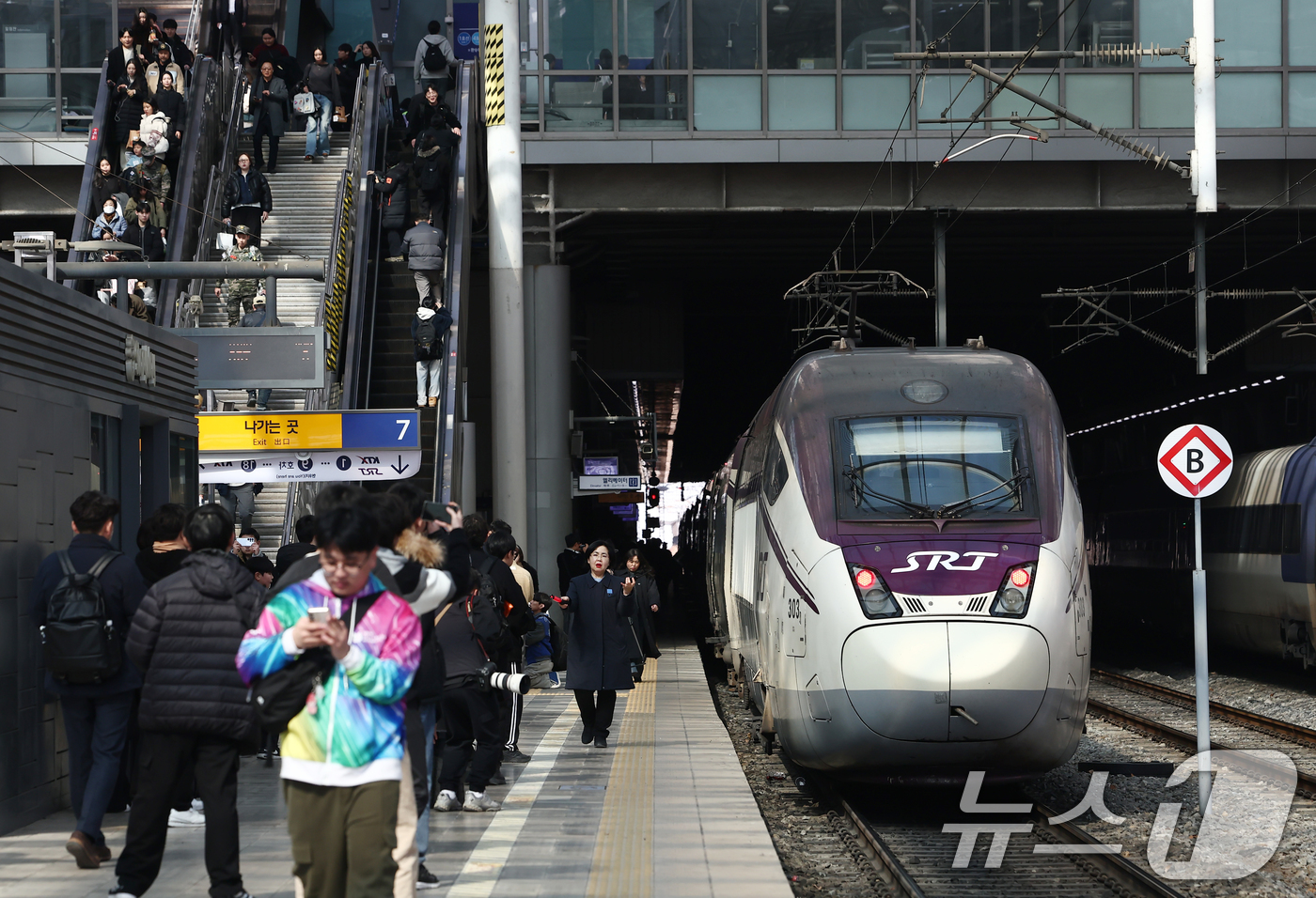 (서울=뉴스1) 김민지 기자 = KTX·SRT 시범 교차운행 첫 날인 25일 오후 서울 용산구 서울역에서 부산발 SRT가 정차하고 있다.KTX는 수서역에서 부산역을, SRT는 서울 …