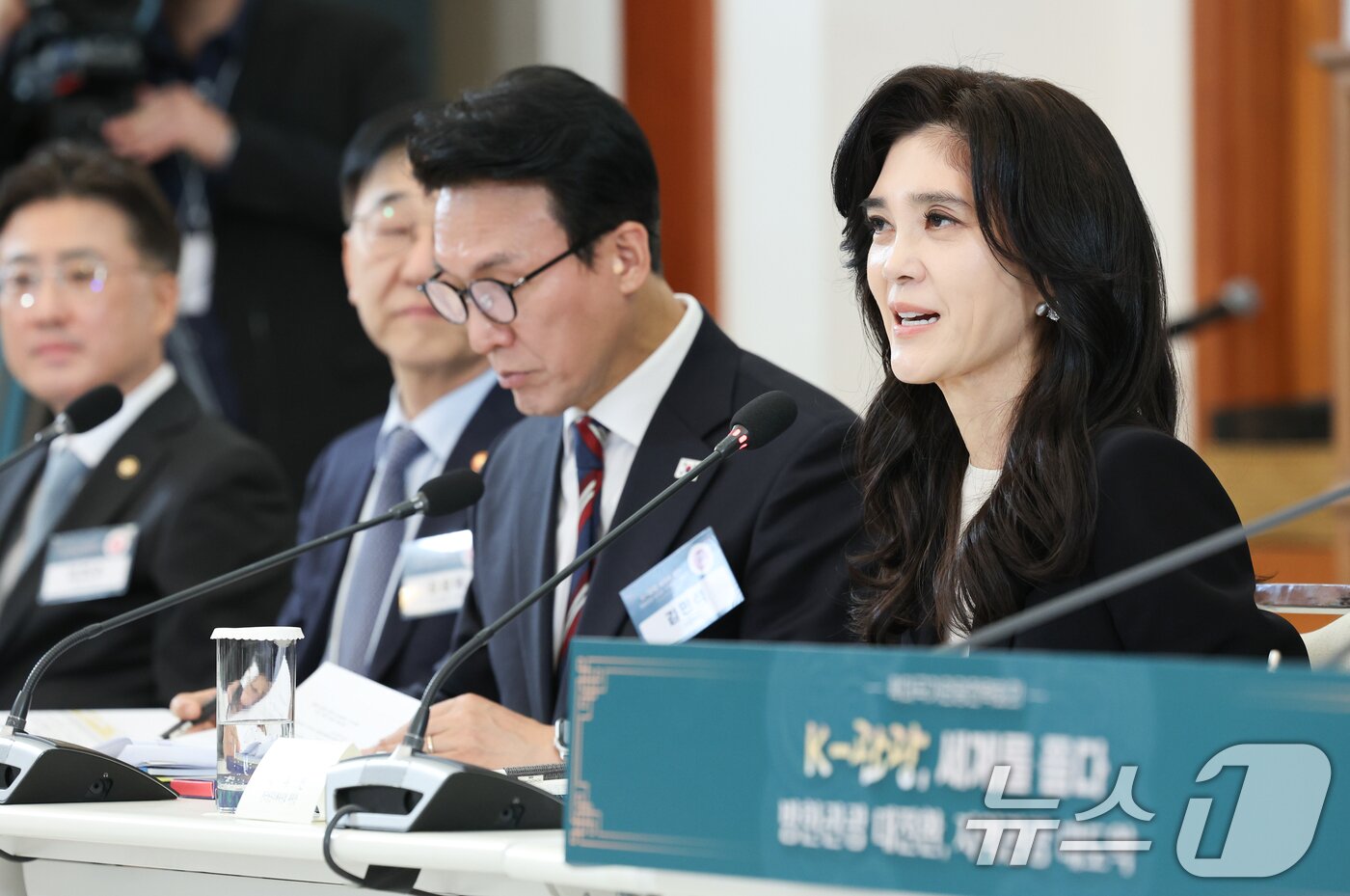 본문 이미지 - 이부진 한국방문의해위원장이 25일 청와대에서 열린 확대국가관광전략회의에서 발언하고 있다. 2026.2.25 ⓒ 뉴스1 이재명 기자