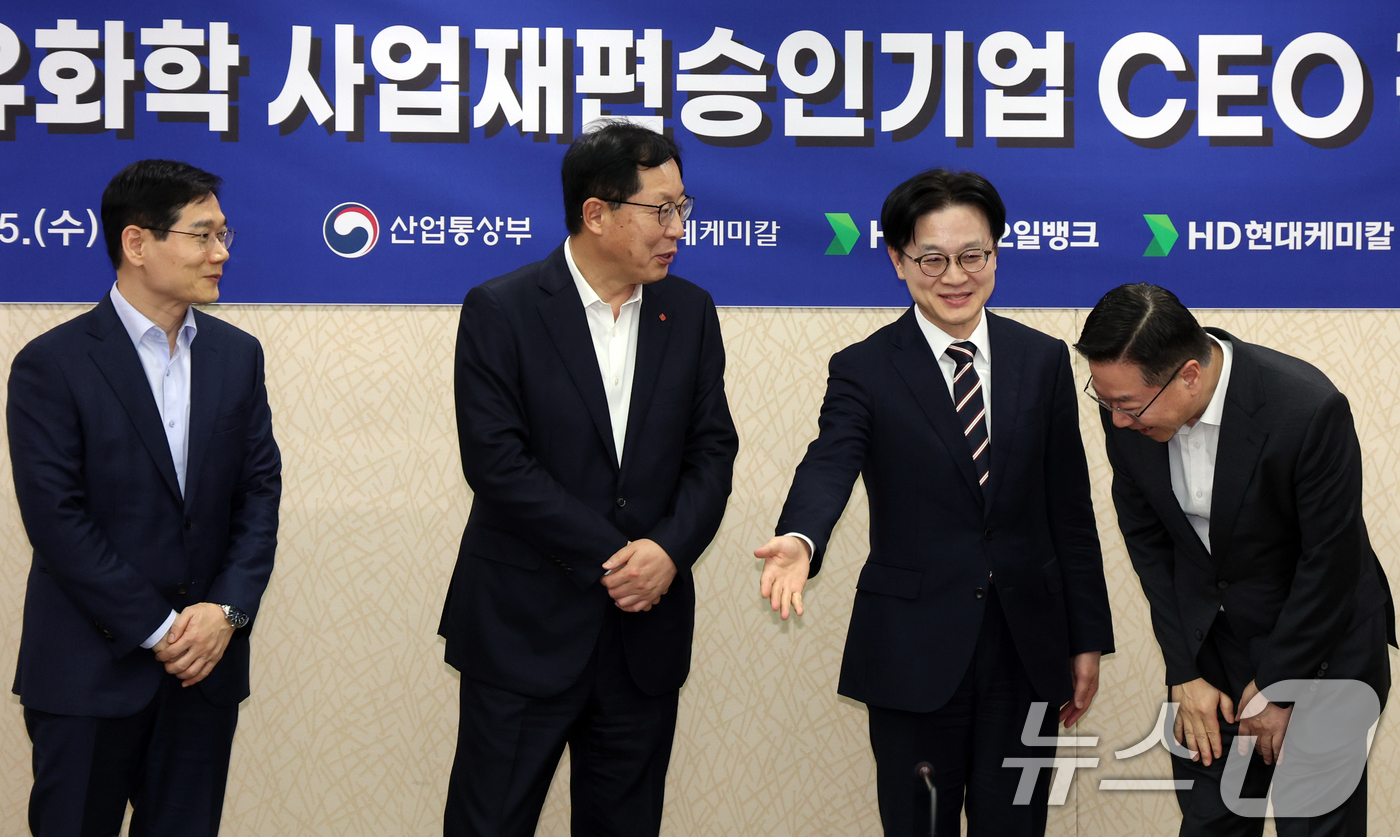 (서울=뉴스1) 김명섭 기자 = 김정관 산업통상부 장관이 25일 서울 서초구 코트라에서 열린 석유화학 사업재편승인기업 CEO 간담회에서 CEO들과 대화를 하고 있다. 왼쪽부터 조남 …