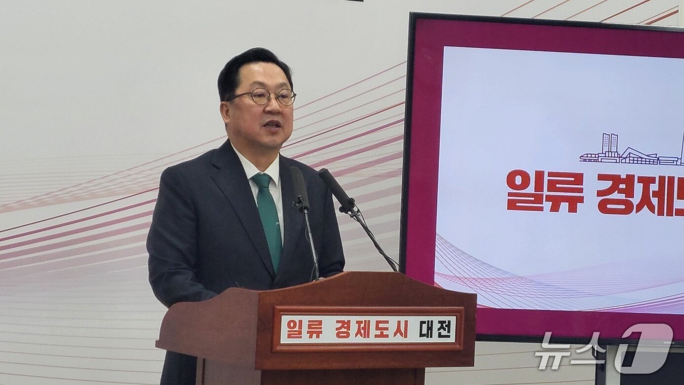 본문 이미지 - 이장우 대전시장이 국회 법사위의 '충남대전 통합 법안'보류와 관련해 기자회견을 하고 있다. (박종명 기자 ) / 뉴스1