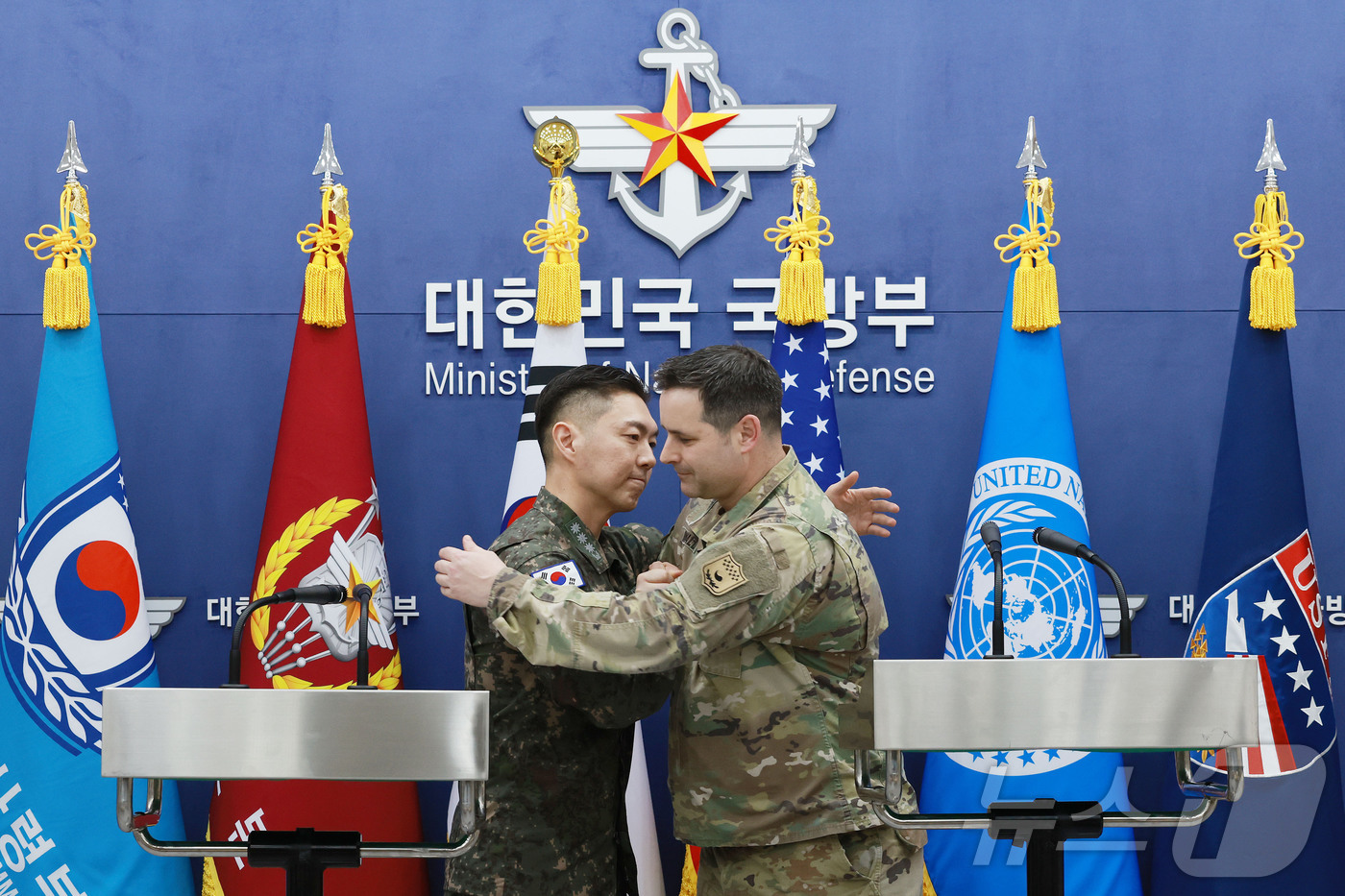 (서울=뉴스1) 사진공동취재단 = 장도영 합동참모본부 공보실장과 라이언 도날드 주한미군사 공보실장이 25일 오후 서울 용산구 국방부에서 2026 자유의 방패(FS) 연습 계획을 발 …