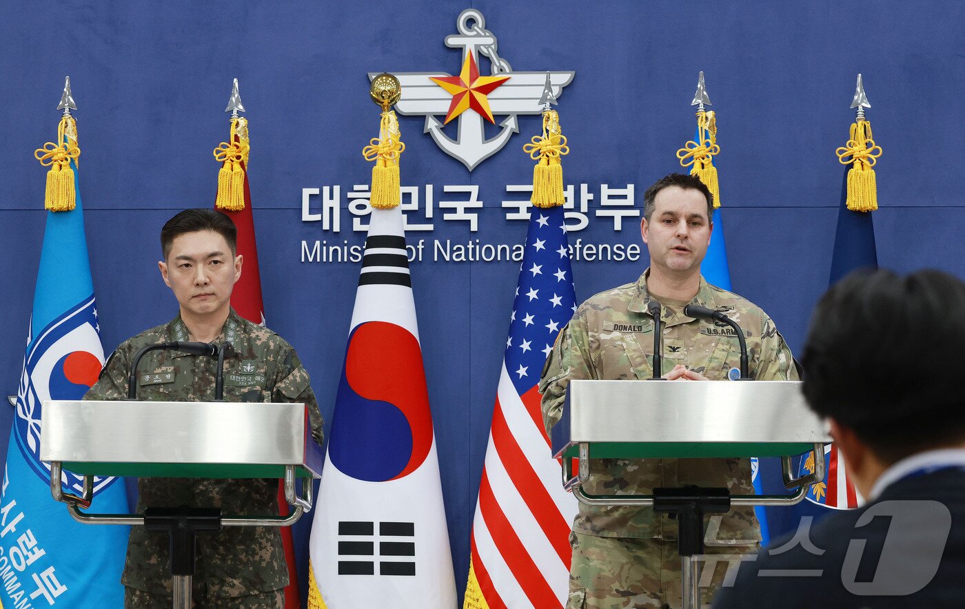 본문 이미지 - 장도영 합동참모본부 공보실장과 라이언 도날드 주한미군사 공보실장이  서울 용산구 국방부에서 공동브리핑을 하고 있다.ⓒ 뉴스1 사진공동취재단