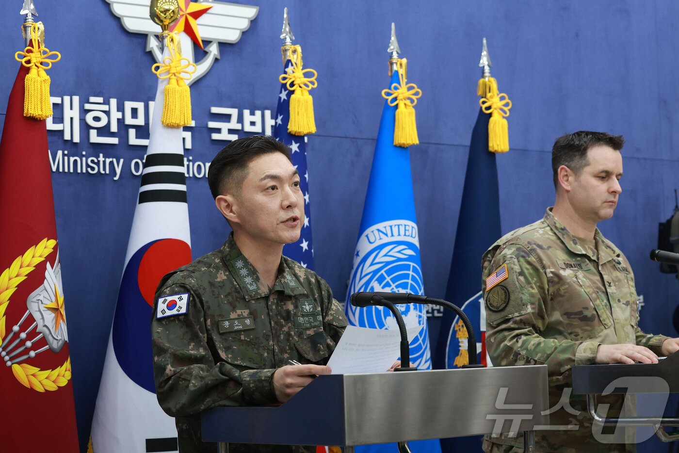 본문 이미지 - 장도영 합동참모본부 공보실장과 라이언 도날드 주한미군사 공보실장이 25일 오후 서울 용산구 국방부에서 2026 자유의 방패(FS) 연습 계획 관련 공동브리핑을 하고 있다. 2026.2.25 ⓒ 뉴스1 사진공동취재단