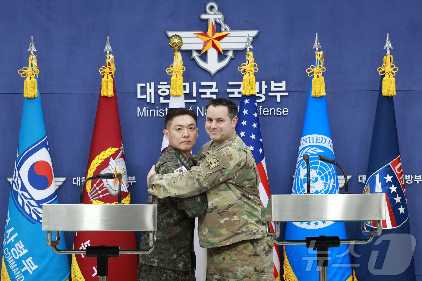 본문 이미지 - 장도영 합동참모본부 공보실장과 라이언 도날드 주한미군사 공보실장이 25일 오후 서울 용산구 국방부에서 2026 자유의 방패(FS) 연습 계획을 발표한 후 포옹하고 있다. /2026.01.25 사진공동취재단 2026.2.25 ⓒ 뉴스1 사진공동취재단
