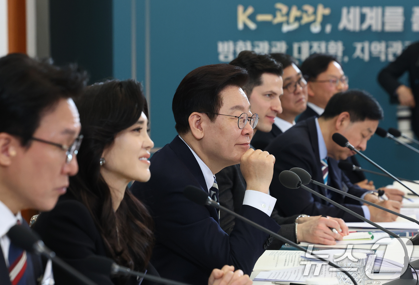 (서울=뉴스1) 이재명 기자 = 이재명 대통령이 25일 청와대에서 열린 확대국가관광전략회의에서 참석자들의 발언을 경청하고 있다. 2026.2.25/뉴스1