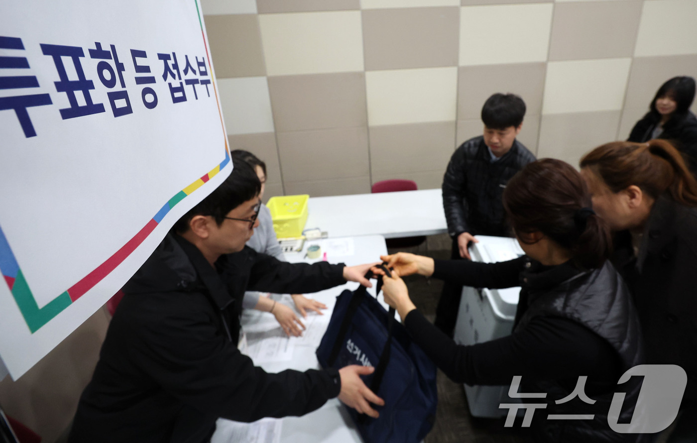 (광주=뉴스1) 이승현 기자 = 6·3 지방선거 98일을 앞둔 25일 광주 서구 김대중컨벤션센터에서 열린 선거관리위원회의 모의 개표 실습이 진행되고 있다. 2026.2.25/뉴스1 …