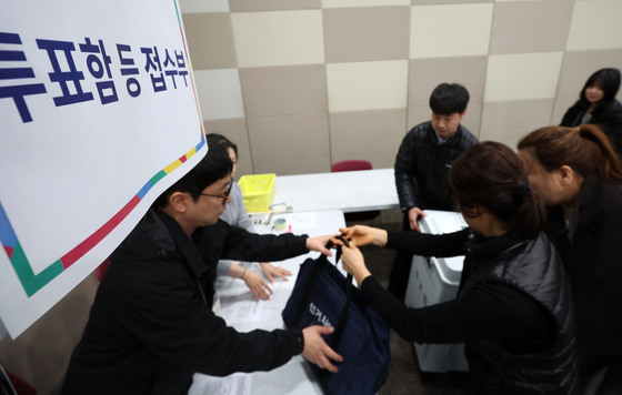 실전처럼 '투표함 도착'