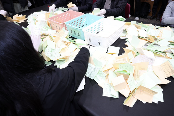 분류 기다리는 투표용지