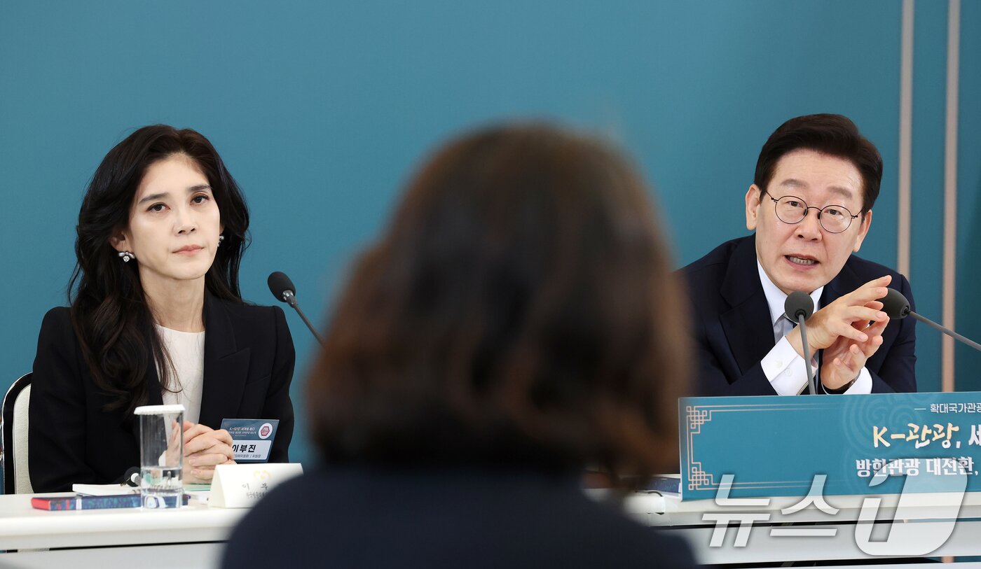 본문 이미지 - 이재명 대통령이 25일 청와대에서 열린 확대국가관광전략회의에서 발언하고 있다. 2026.2.25 ⓒ 뉴스1 이재명 기자