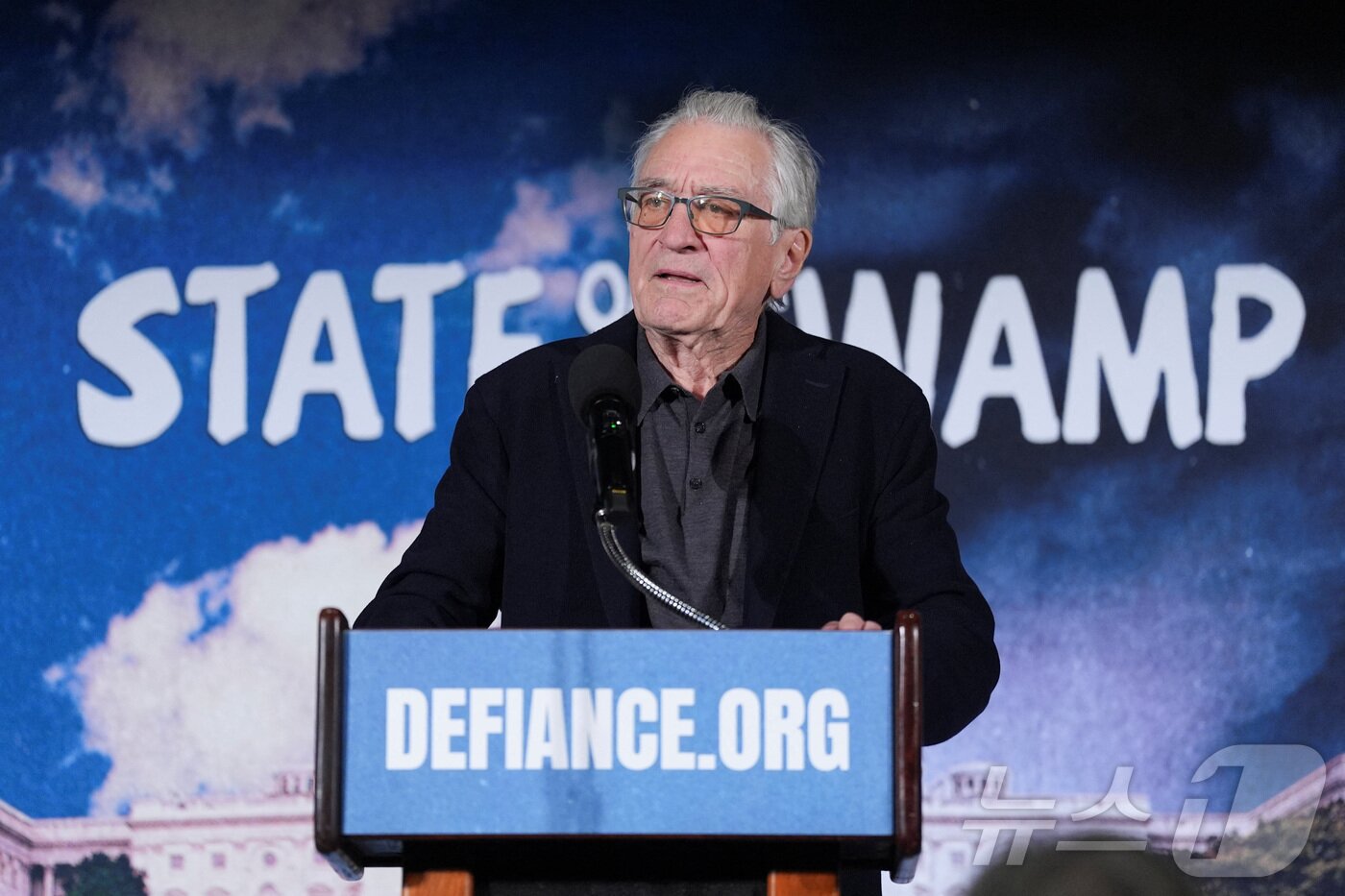 본문 이미지 - 24일(현지시간) 미국 워싱턴 D.C 내셔널 프레스 클럽에서 배우 로버트 드 니로가 연설하고 있다. 2026. 02. 24. ⓒ 로이터=뉴스1