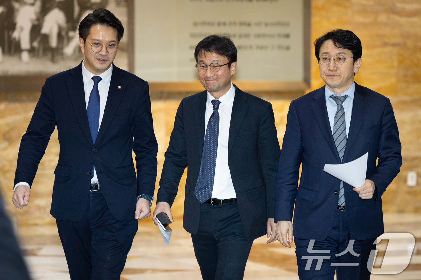 (서울=뉴스1) 유승관 기자 = 한병도 더불어민주당 원내대표가 25일 서울 여의도 국회에서 열린 비공개 의원총회에 참석하고 있다. 왼쪽부터 전용기 원내소통수석부대표, 한 원내대표, …