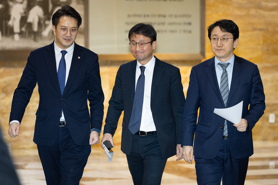 與, '법왜곡죄 수정안' 의총서 거수 표결…추미애·김용민 반발(종합)