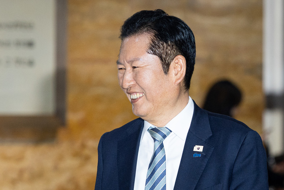 미소 짓는 정청래 대표