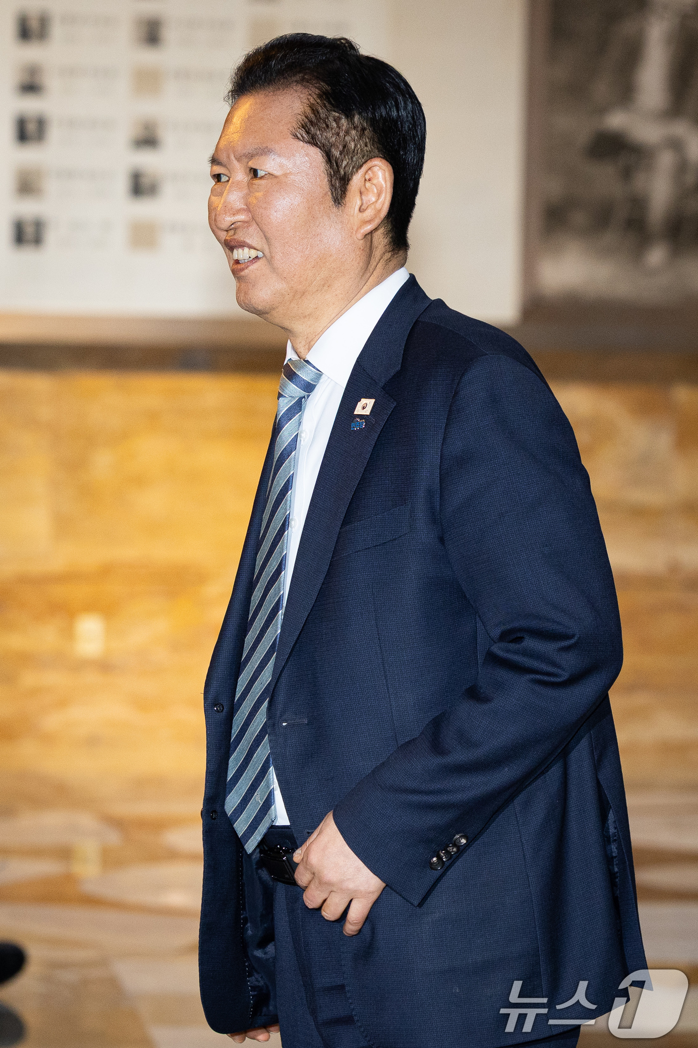 (서울=뉴스1) 유승관 기자 = 정청래 더불어민주당 대표가 25일 서울 여의도 국회에서 열린 비공개 의원총회에 참석하고 있다. 2026.2.25/뉴스1