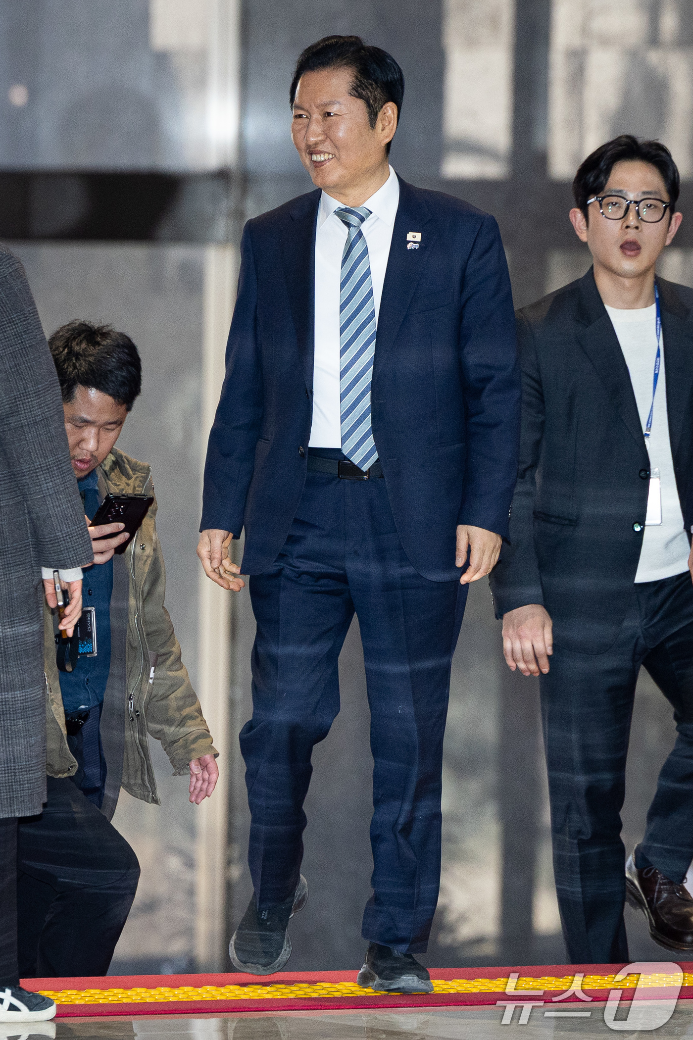 (서울=뉴스1) 유승관 기자 = 정청래 더불어민주당 대표가 25일 서울 여의도 국회에서 열린 비공개 의원총회에 참석하고 있다. 2026.2.25/뉴스1