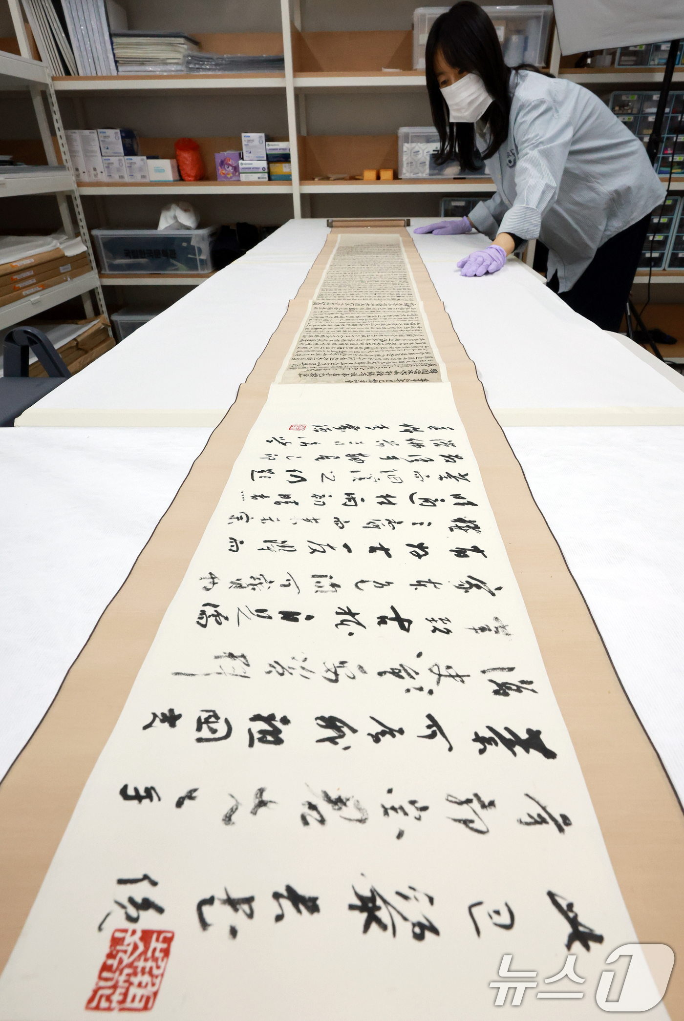 (서울=뉴스1) 이호윤 기자 = 제107주년 3·1절을 나흘 앞둔 25일 서울 은평구 국립한국문학관 자료실에서 1919년 당시 전국의 유학자들이 연합해 파리평화회의에 보낸 독립청원 …