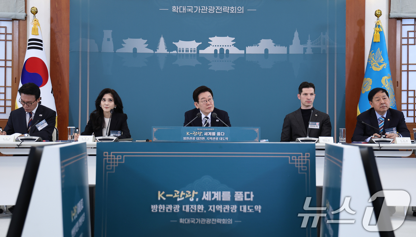 (서울=뉴스1) 이재명 기자 = 이재명 대통령이 25일 청와대에서 열린 확대국가관광전략회의에서 참석자들의 발언을 경청하고 있다. 왼쪽부터 김민석 국무총리, 이부진 한국방문의해위원장 …