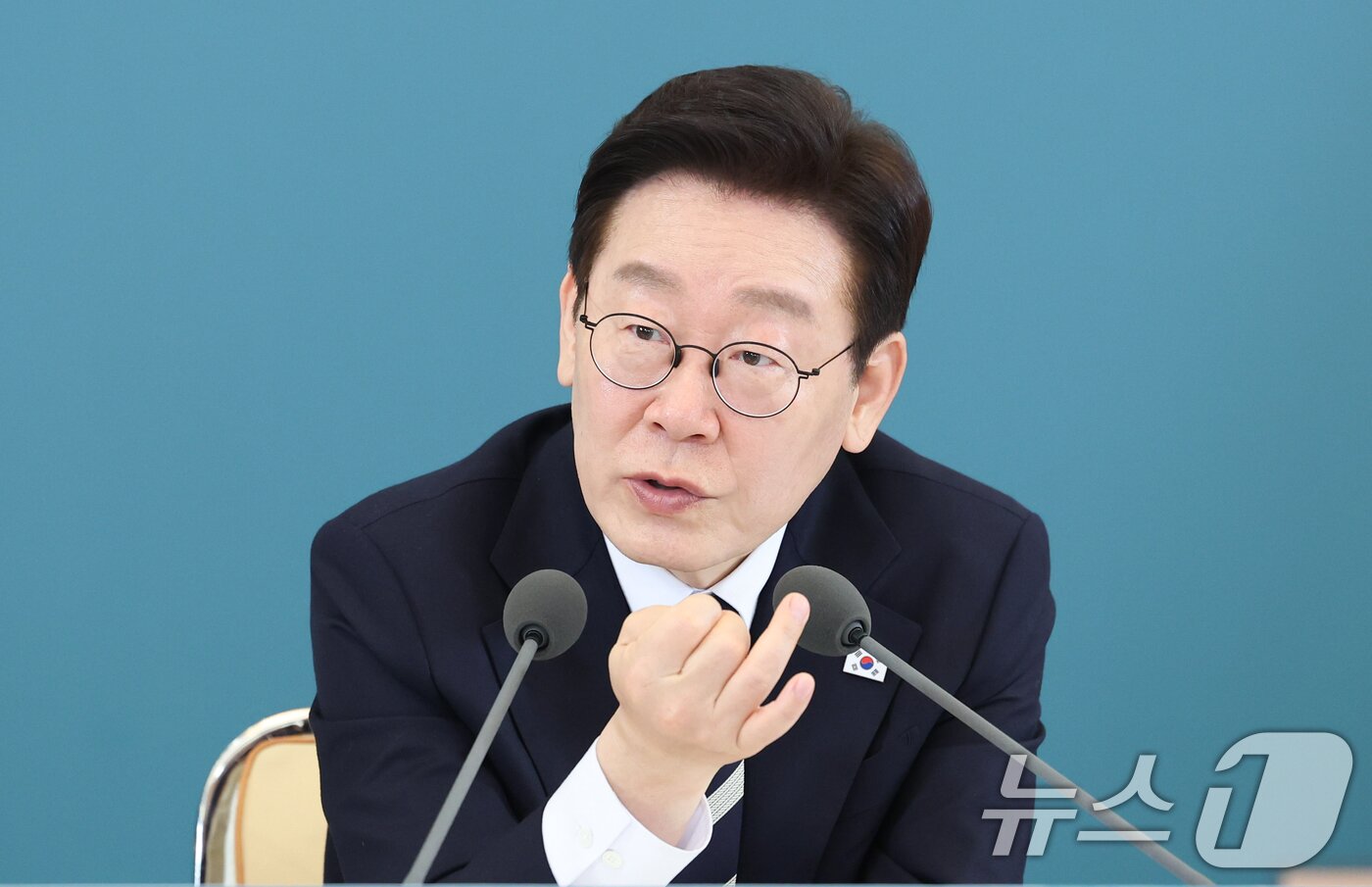 본문 이미지 - 이재명 대통령이 25일 청와대에서 열린 확대국가관광전략회의에서 발언하고 있다. 2026.2.25 ⓒ 뉴스1 이재명 기자