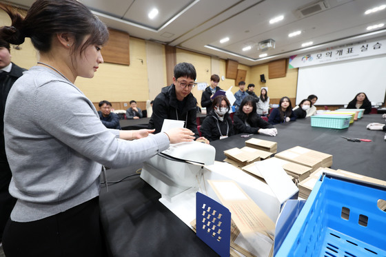 집중하는 개표 사무원들