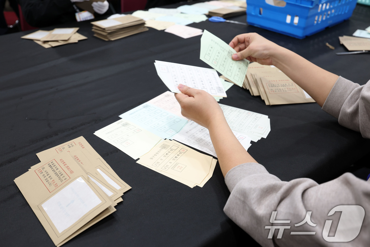 (광주=뉴스1) 이승현 기자 = 6·3 지방선거를 98일 앞둔 25일 광주 서구 김대중컨벤션센터에서 열린 선거관리위원회의 모의 개표 실습에서 우편 투표 개봉 후 용지 분류 작업이 …