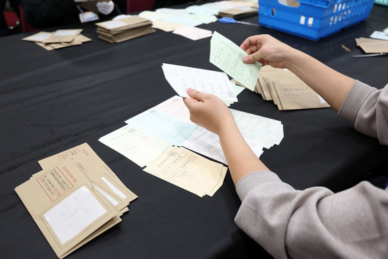 용지 분류 작업 '신중'