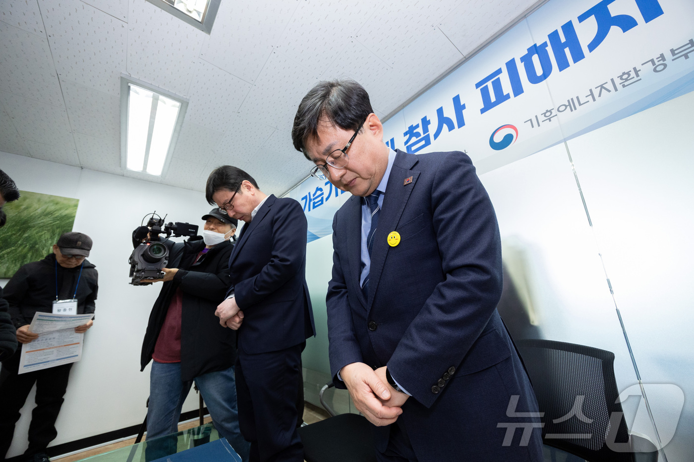 (서울=뉴스1) = 김성환 기후에너지환경부 장관이 25일 서울 제분빌딩 가습기살균제 피해자 소통공간에서 열린 피해자들과 간담회에 앞서 희생자에 대한 묵념을 하고 있다. (기후에너지 …