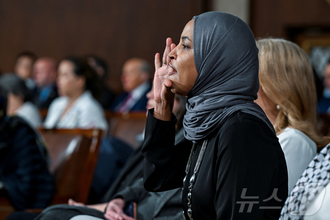 (워싱턴 로이터=뉴스1) 김경민 기자 = 일한 오마르 민주당 하원의원(미네소타주)이 24일(현지시간) 워싱턴DC에 있는 국회의사당에서 진행된 도널드 트럼프 대통령의 첫 국정연설에서 …