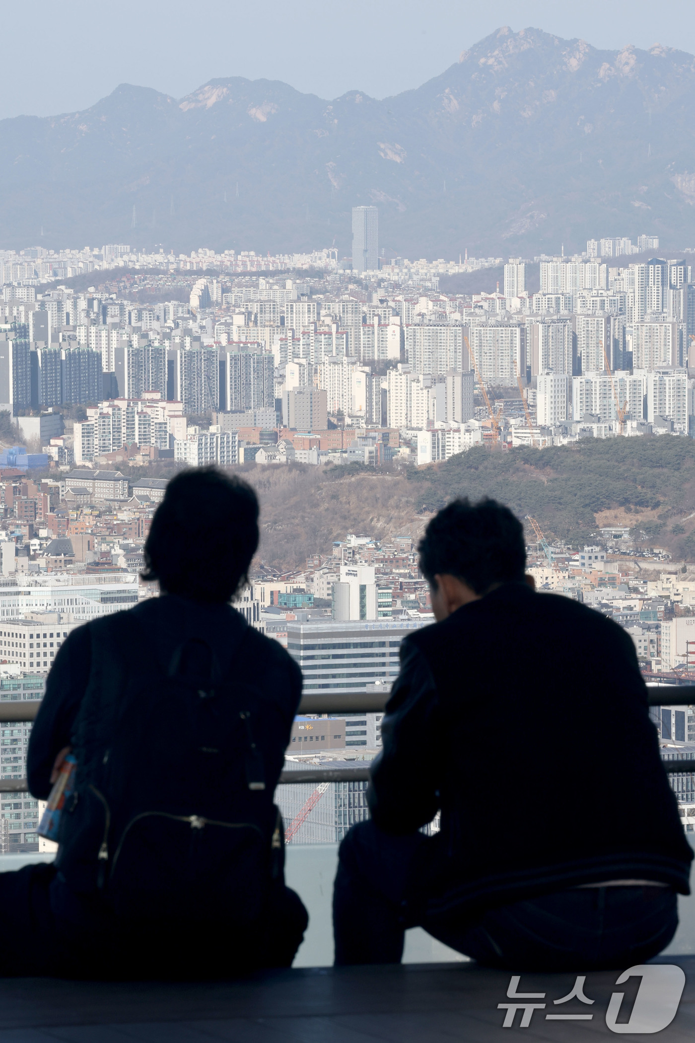 (서울=뉴스1) 이광호 기자 = 정부 규제 여파로 부동산 시장에서  중장년층과 중상위 소득층의 매수 심리가 일제히 급락한 것으로 나타난 25일 오후 서울 중구 남산에서 아파트 단지 …