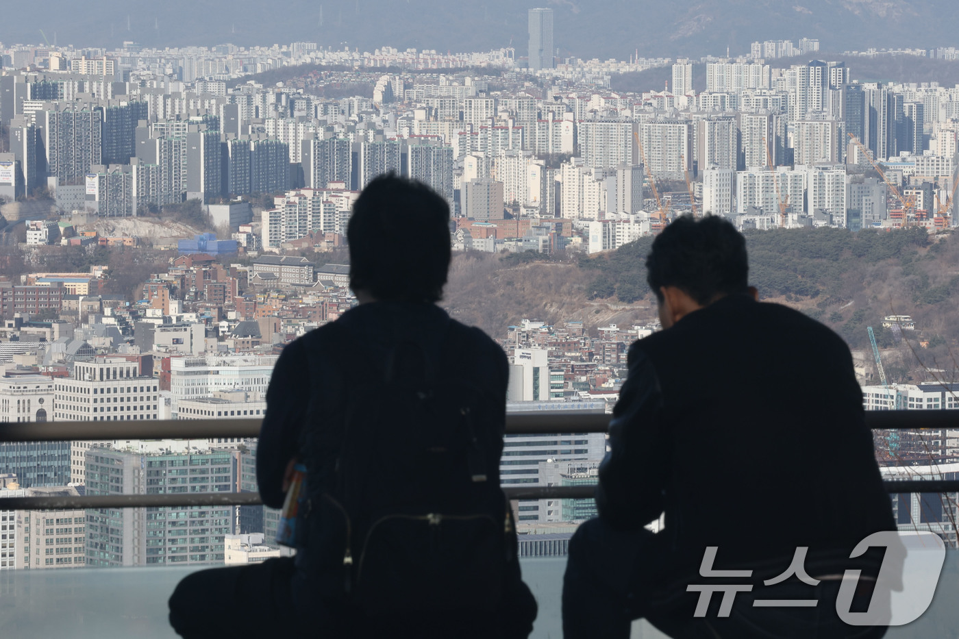 (서울=뉴스1) 이광호 기자 = 정부 규제 여파로 부동산 시장에서  중장년층과 중상위 소득층의 매수 심리가 일제히 급락한 것으로 나타난 25일 오후 서울 중구 남산에서 아파트 단지 …