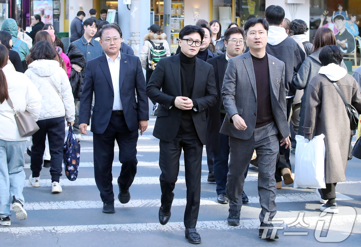 (대구=뉴스1) 공정식 기자 = 한동훈 전 국민의힘 대표와 우재준 국민의힘(대구 북구갑) 의원이 25일 오후 대구 중구 동성로를 걷고 있다. 2026.2.25/뉴스1