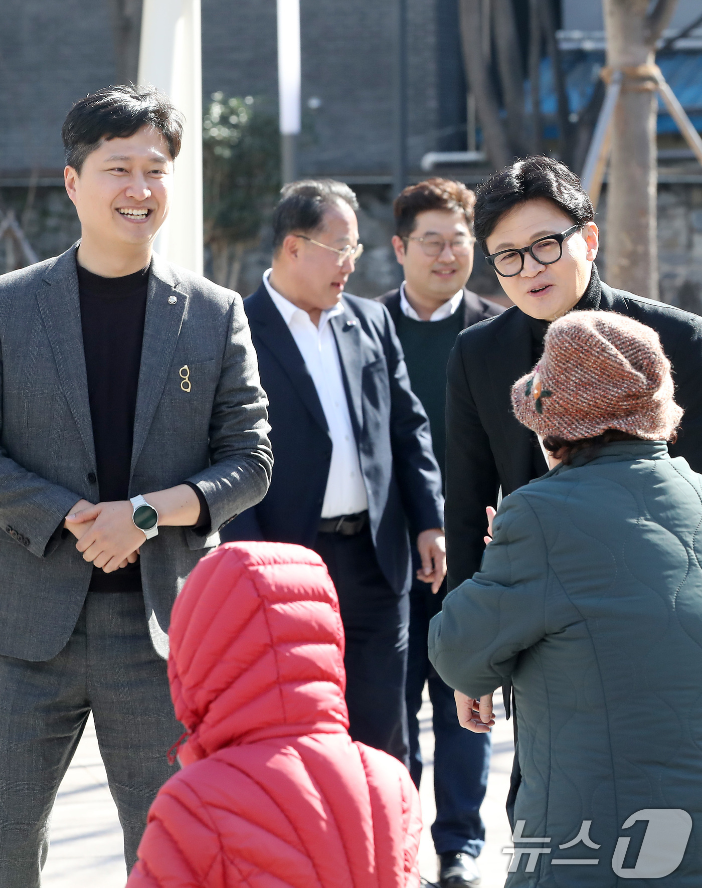 (대구=뉴스1) 공정식 기자 = 한동훈 전 국민의힘 대표와 우재준 국민의힘(대구 북구갑) 의원이 25일 오후 대구 중구 2.28기념중앙공원을 찾아 시민과 인사 나누고 있다. 202 …