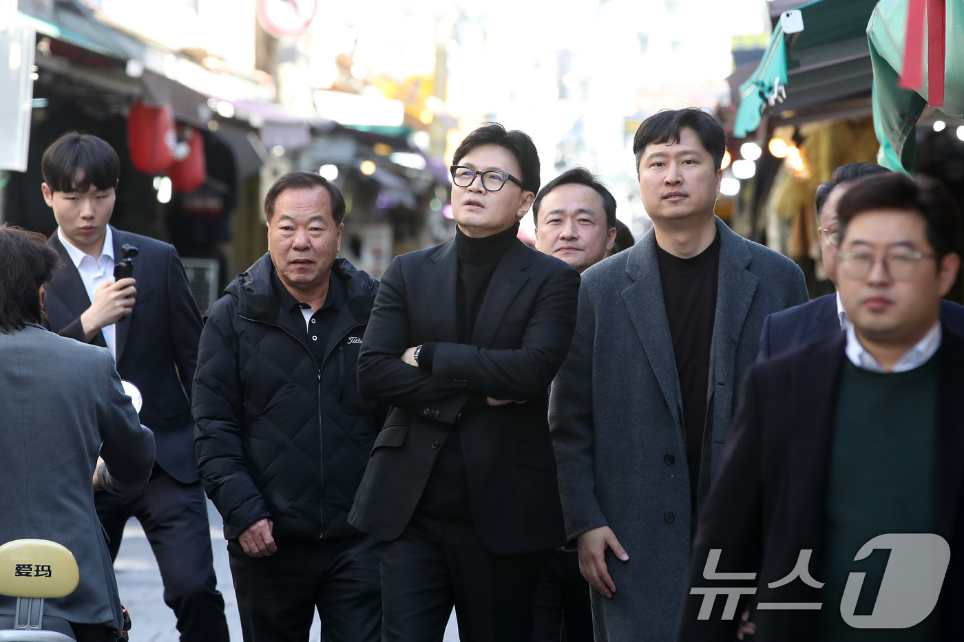 (대구=뉴스1) 공정식 기자 = 한동훈 전 국민의힘 대표와 우재준 국민의힘(대구 북구갑) 의원이 25일 오후 대구 중구 교동을 걷고 있다. 2026.2.25/뉴스1