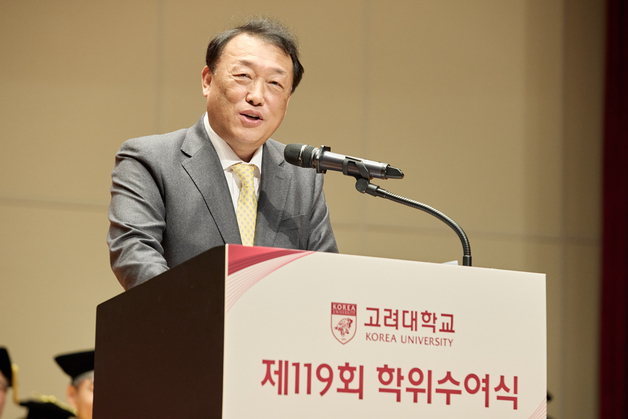 고려대 졸업식 찾은 최준영 기아 사장 "'중꺾마'와 역지사지 자세로"