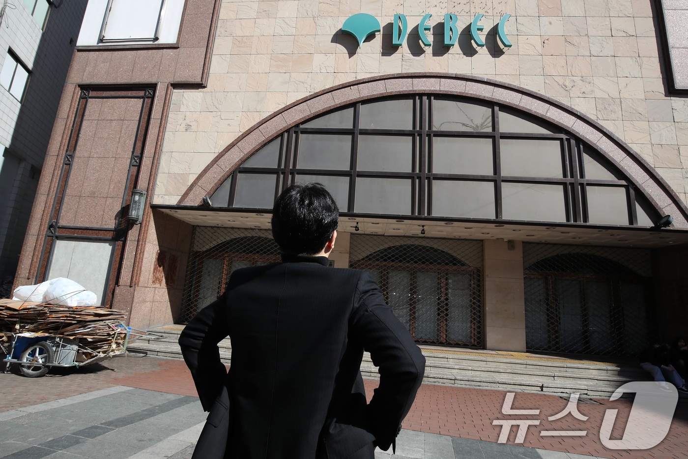 (대구=뉴스1) 공정식 기자 = 한동훈 전 국민의힘 대표가 25일 오후 대구 중구 동성로를 찾아 지난 2021년 문을 닫은 대구백화점 건물을 바라보고 있다. 2026.2.25/뉴스 …