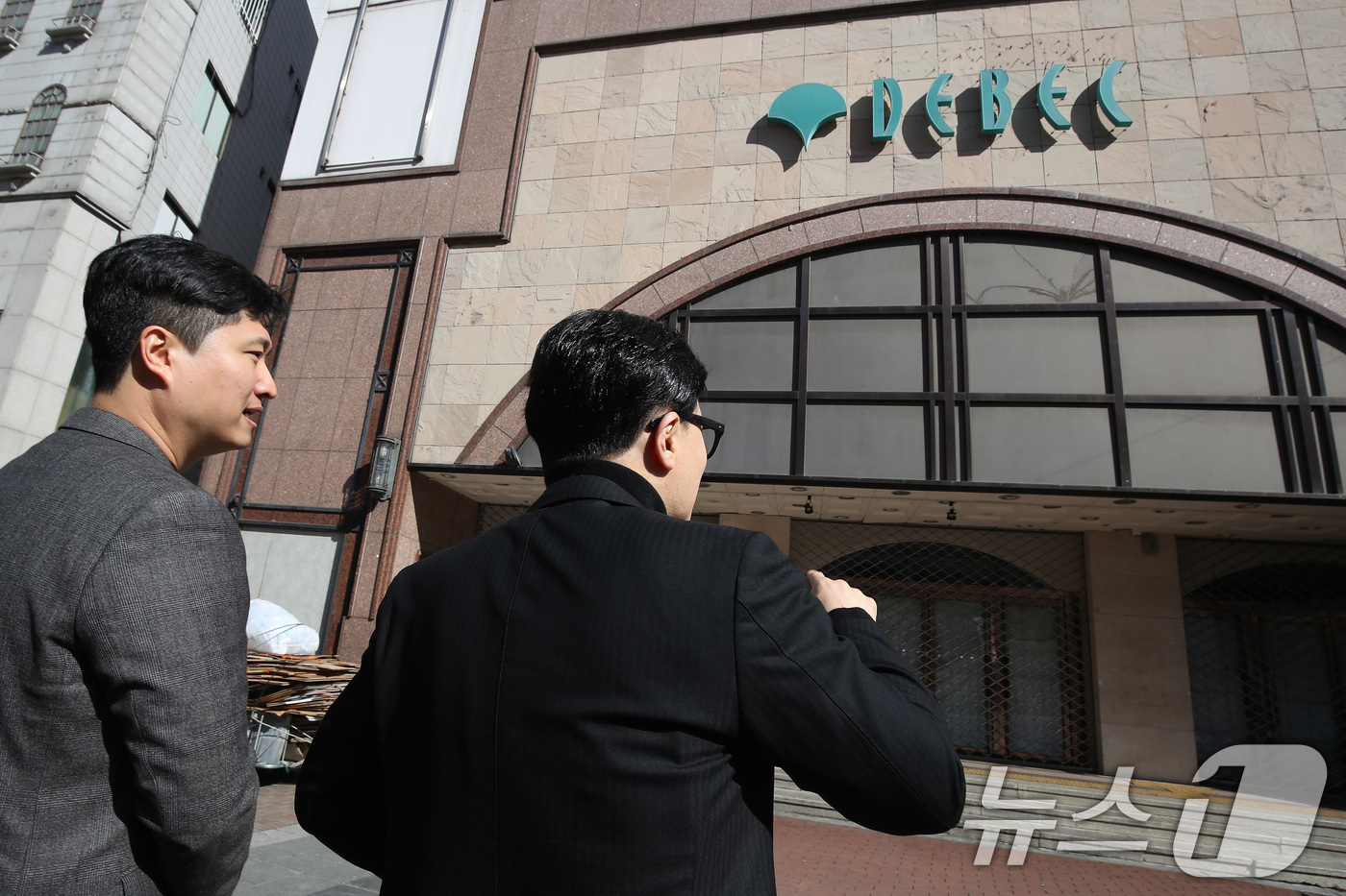 (대구=뉴스1) 공정식 기자 = 한동훈 전 국민의힘 대표와 우재준 국민의힘(대구 북구갑) 의원이 25일 오후 대구 중구 동성로를 찾아 지난 2021년 문을 닫은 대구백화점 건물을 …
