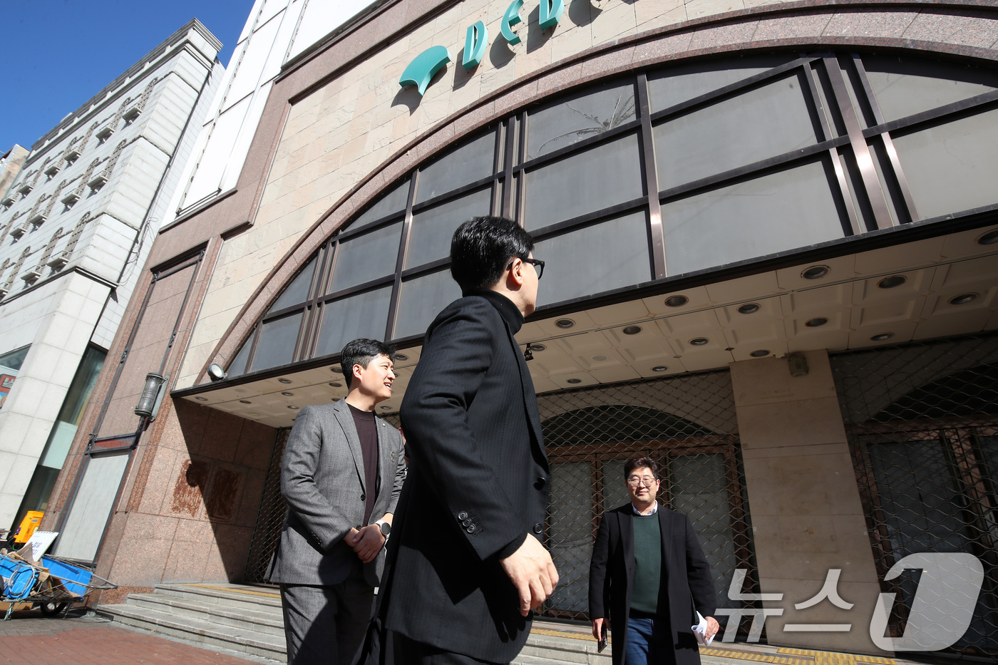 (대구=뉴스1) 공정식 기자 = 한동훈 전 국민의힘 대표와 우재준 국민의힘(대구 북구갑) 의원이 25일 오후 대구 중구 동성로를 찾아 지난 2021년 문을 닫은 대구백화점 건물을 …