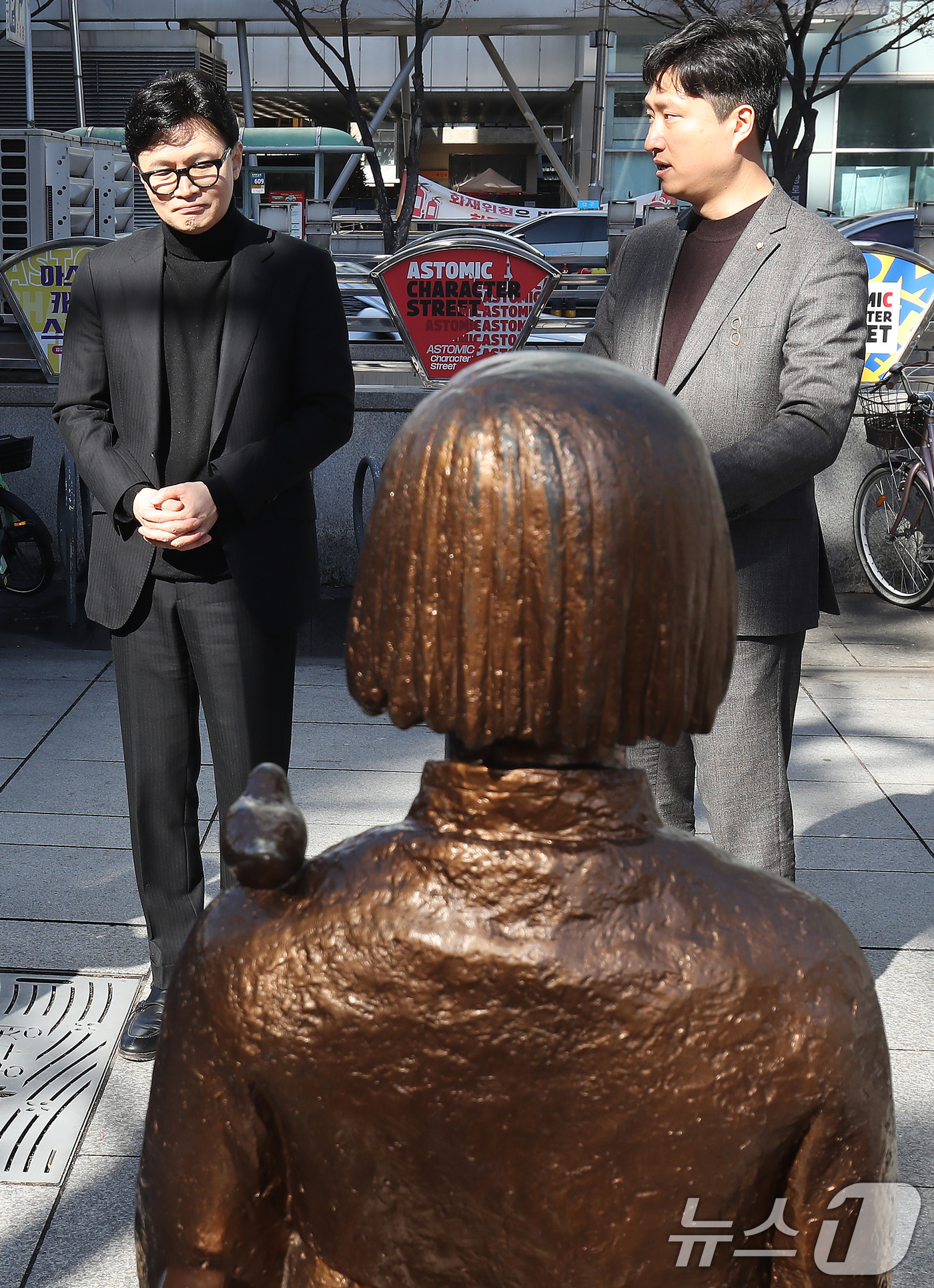 (대구=뉴스1) 공정식 기자 = 한동훈 전 국민의힘 대표와 우재준 국민의힘(대구 북구갑) 의원이 25일 오후 대구 중구 2.28기념중앙공원을 찾아 평화의 소녀상 앞에서 대화하고 있 …