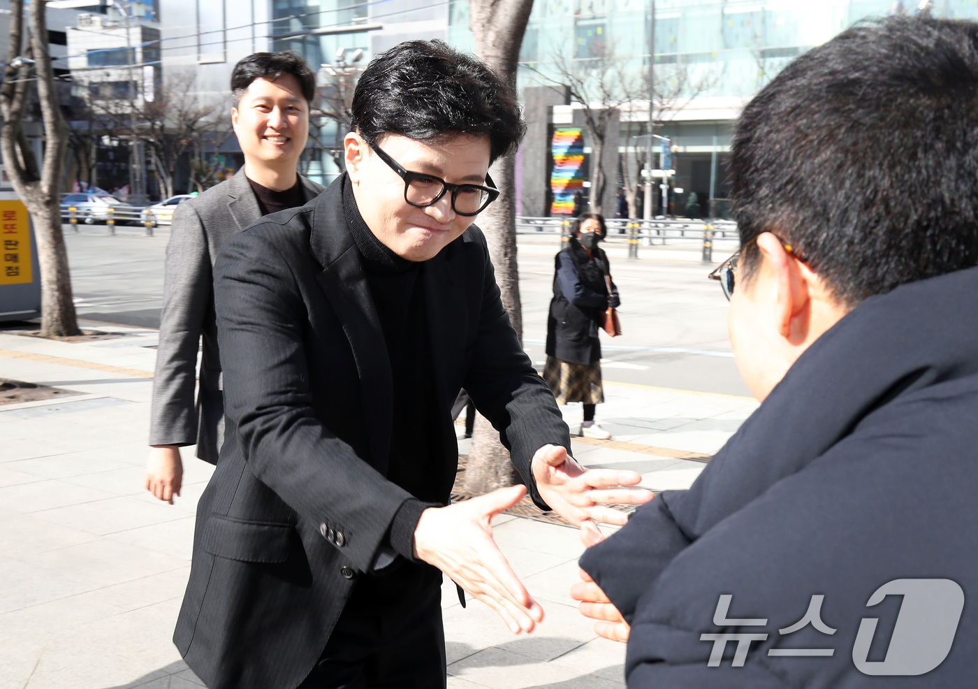 (대구=뉴스1) 공정식 기자 = 한동훈 전 국민의힘 대표와 우재준 국민의힘(대구 북구갑) 의원이 25일 오후 대구 중구 2.28기념중앙공원을 찾아 시민과 인사 나누고 있다. 202 …