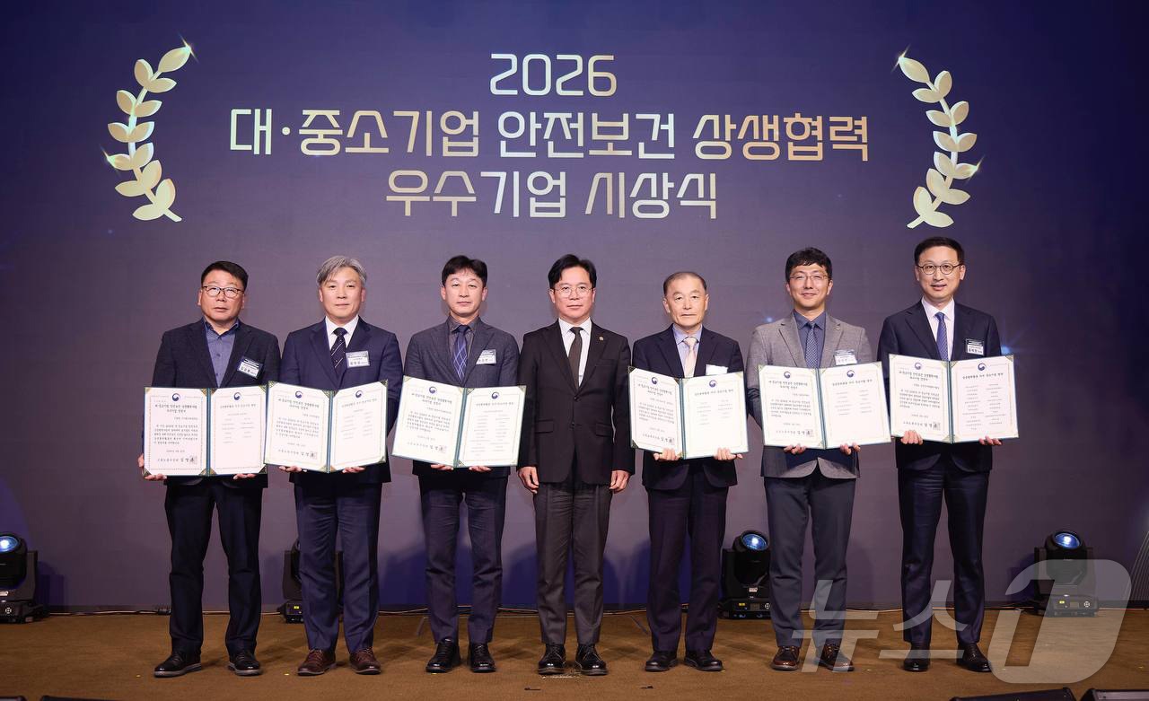 (서울=뉴스1) = SK텔레콤은 고용노동부와 안전보건공단이 주관하는 ‘대·중소기업 안전보건 상생협력사업’에서 3년 연속 우수기업으로 선정됐다고 25일 밝혔다. 사진은 최훈원 SKT …