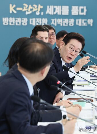 본문 이미지 - 이재명 대통령이 25일 청와대에서 열린 확대국가관광전략회의에서 발언하고 있다. 2026.2.25 ⓒ 뉴스1 이재명 기자