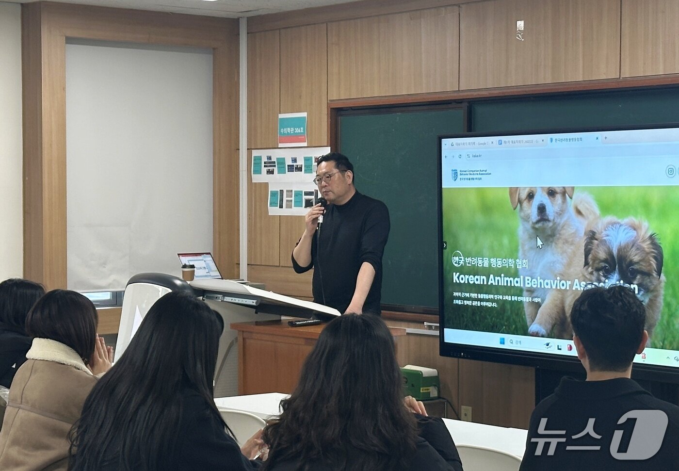 본문 이미지 - 강일웅 한국반려동물의학협회 봉사단장이 22일 '전국수의과대학봉사동아리연합회 2026년 제1차 대표자회의'에서 강의를 하고 있다(연합회 제공). ⓒ 뉴스1