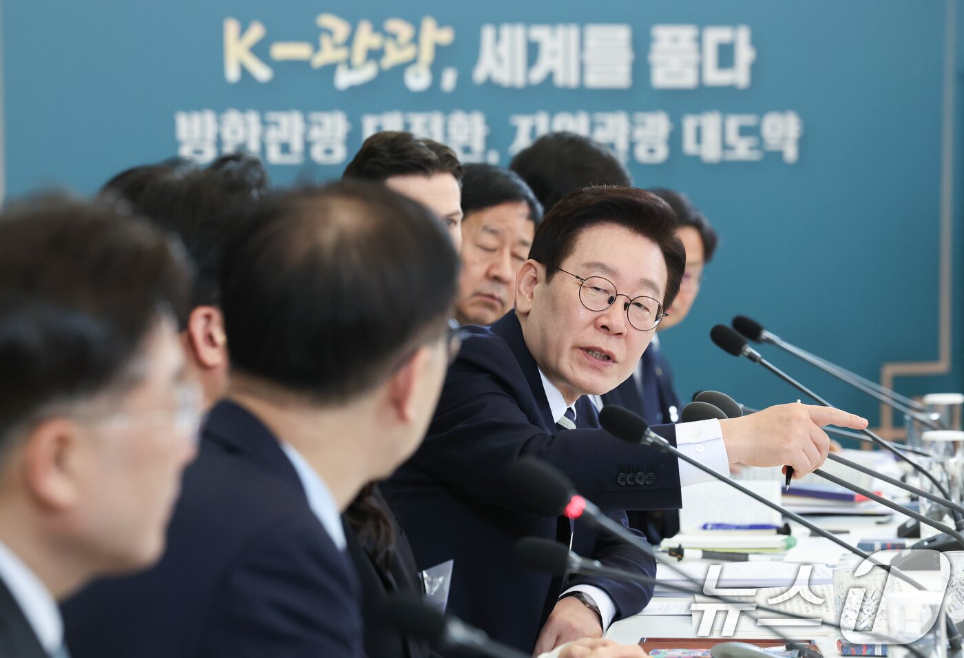 본문 이미지 - 이재명 대통령이 25일 청와대에서 열린 확대국가관광전략회의에서 발언하고 있다. 2026.2.25 ⓒ 뉴스1 이재명 기자