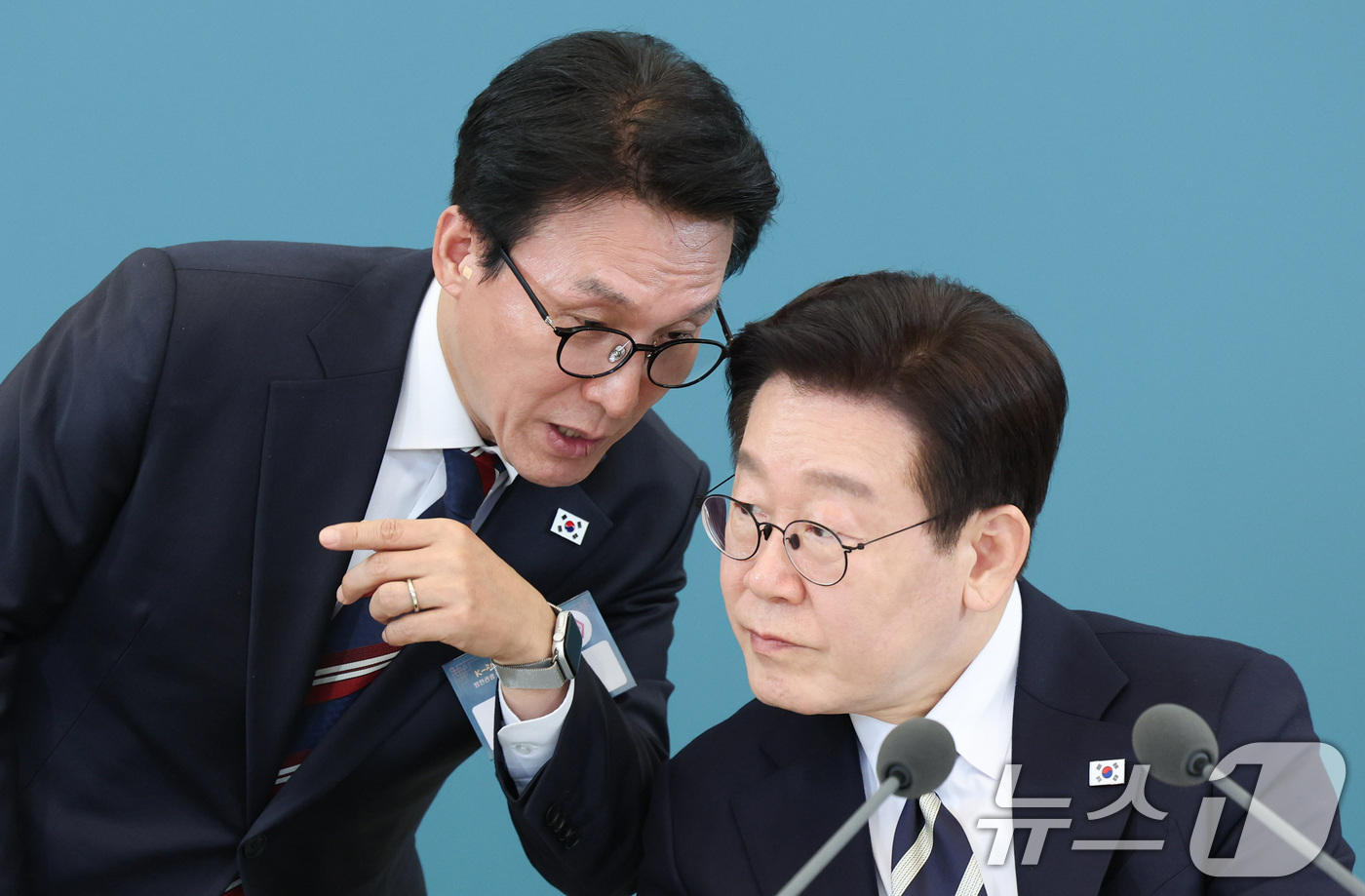 (서울=뉴스1) 이재명 기자 = 이재명 대통령이 25일 청와대에서 열린 확대국가관광전략회의에서 김민석 국무총리와 대화하고 있다. 2026.2.25/뉴스1