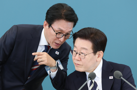 김민석 총리와 대화하는 이재명 대통령