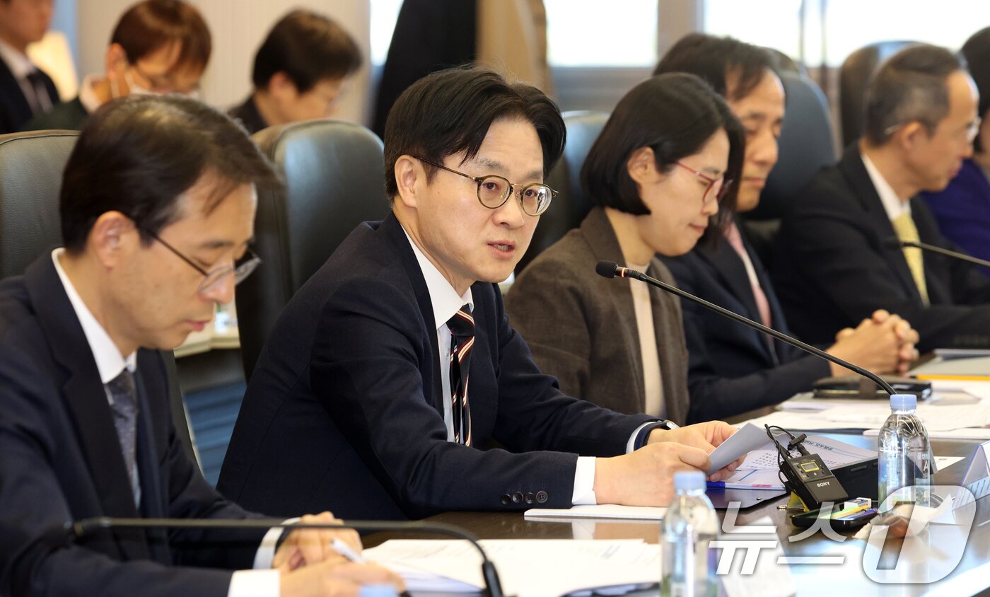 본문 이미지 - 김정관 산업통상부 장관이 25일 오후 서울 서초구 코트라에서 열린 제1차 민관합동 수출확대회의에서 모두 발언을 하고 있다. 2026.2.25 ⓒ 뉴스1 김명섭 기자